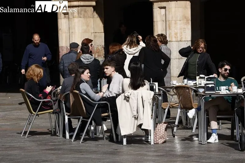 Foto 2 - El buen tiempo en Salamanca llena de ambiente el centro de la ciudad