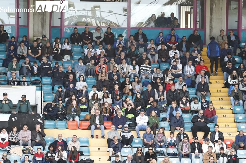 La afición del Salamanca UDS aprovecha el 2x1 para apoyar a su equipo