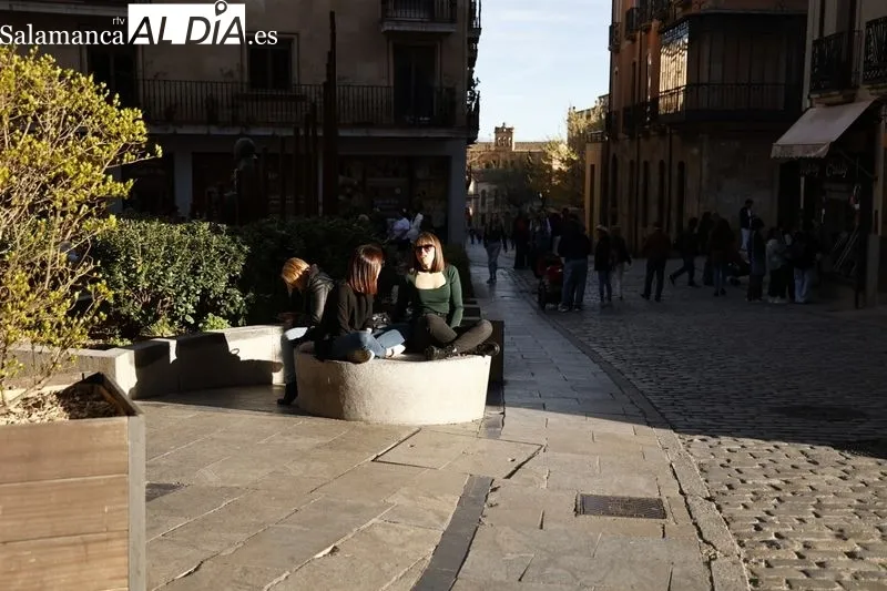Ambiente en la tarde de este domingo en el centro de Salamanca. Fotos: David Sañudo
