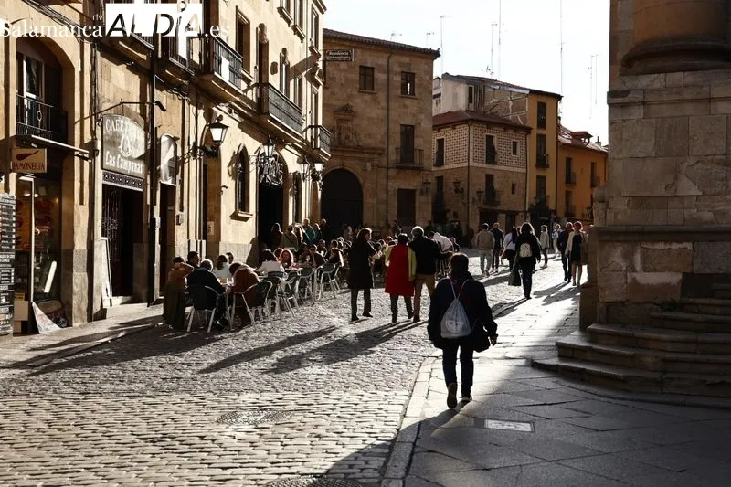 Ambiente en la tarde de este domingo en el centro de Salamanca. Fotos: David Sañudo