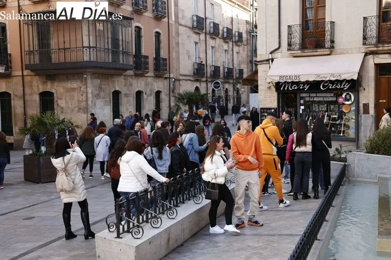 Ambiente en la tarde de este domingo en el centro de Salamanca. Fotos: David Sañudo