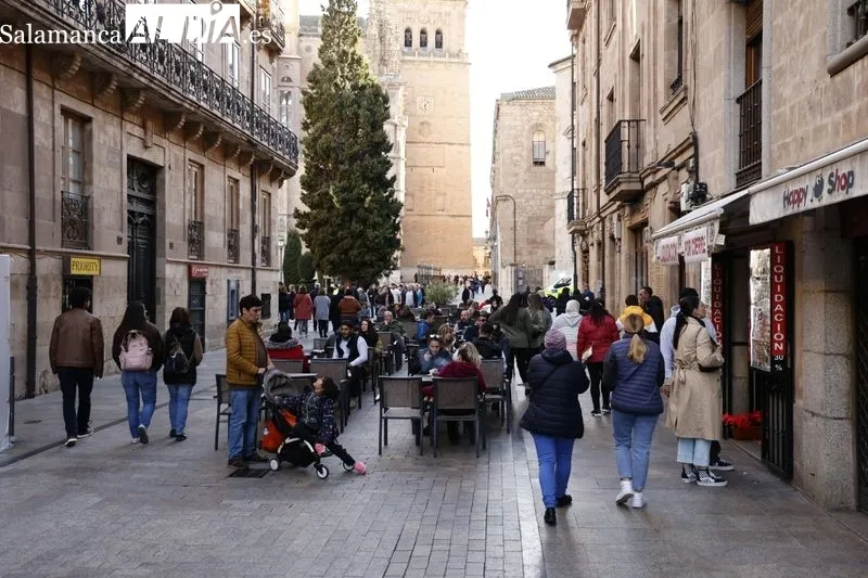 Ambiente en la tarde de este domingo en el centro de Salamanca. Fotos: David Sañudo