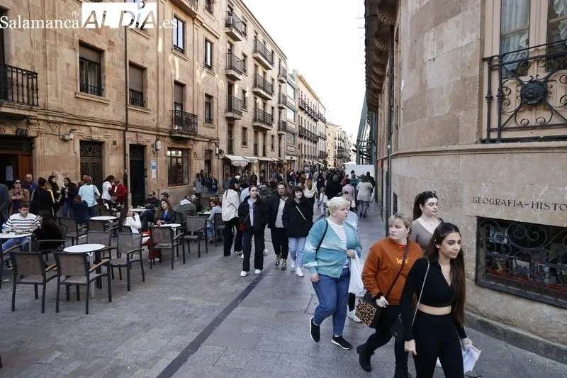 Ambiente en la tarde de este domingo en el centro de Salamanca. Fotos: David Sañudo