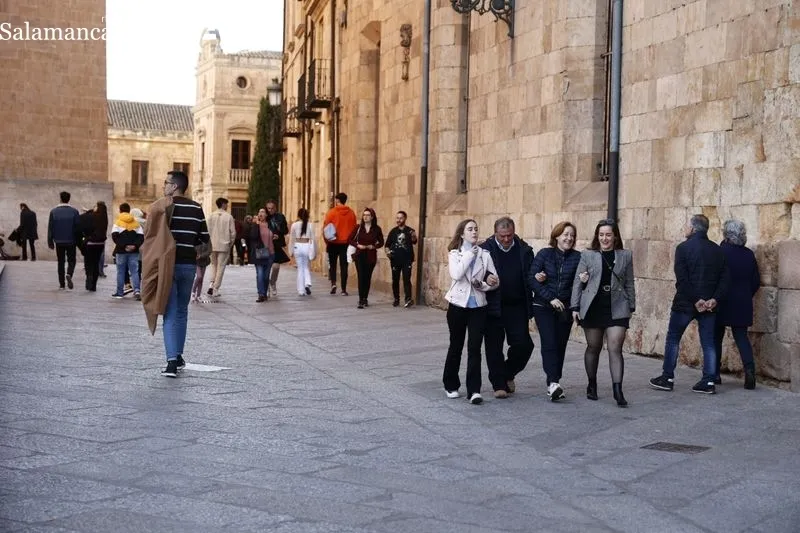 Ambiente en la tarde de este domingo en el centro de Salamanca. Fotos: David Sañudo