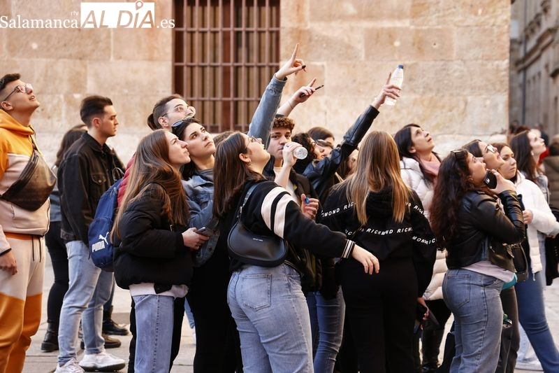 Turistas en el Patio de Escuelas de Salamanca. Foto de David Sañudo