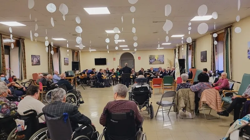 Foto 2 - Rondalla Salamanca hace disfrutar a la Residencia de Asistidos con la m&uacute;sica tradicional salmantina