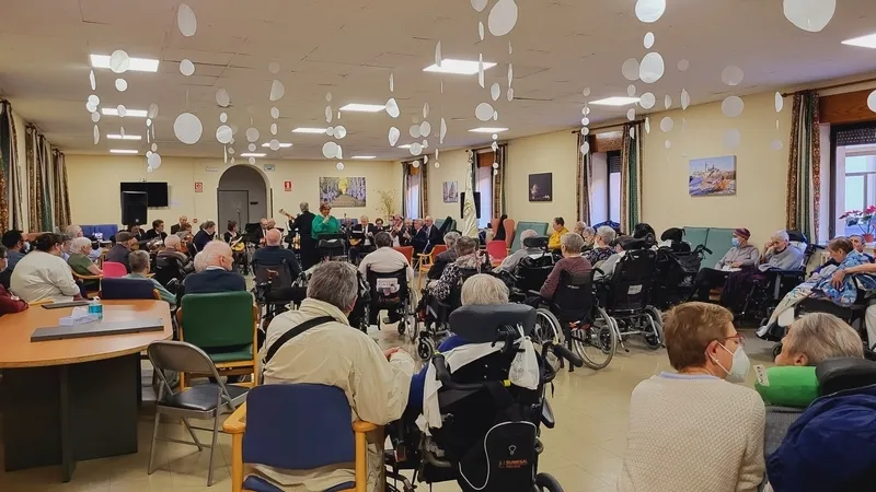 Foto 4 - Rondalla Salamanca hace disfrutar a la Residencia de Asistidos con la m&uacute;sica tradicional salmantina
