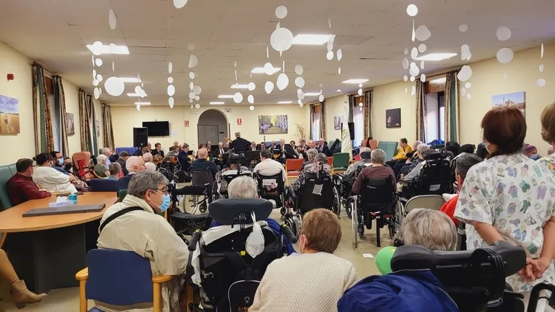 Foto 5 - Rondalla Salamanca hace disfrutar a la Residencia de Asistidos con la m&uacute;sica tradicional salmantina