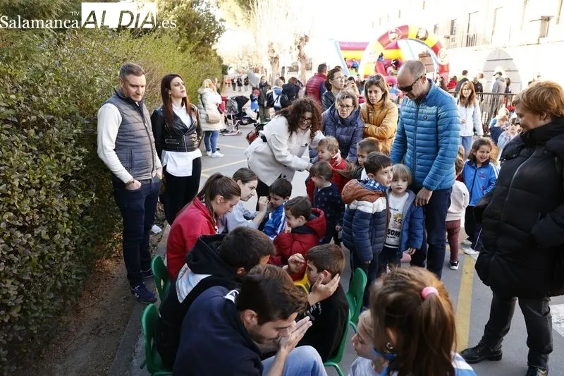 Chocolatada solidaria en el centro infantil Villa San Agustín. Fotos: David Sañudo