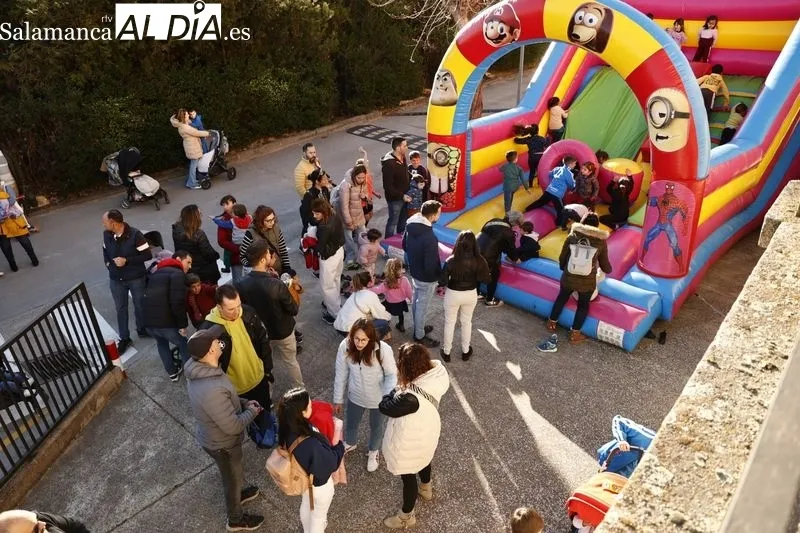 Chocolatada solidaria en el centro infantil Villa San Agustín. Fotos: David Sañudo