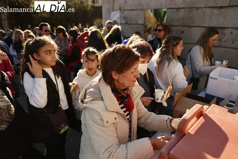 Chocolatada solidaria en el centro infantil Villa San Agustín. Fotos: David Sañudo