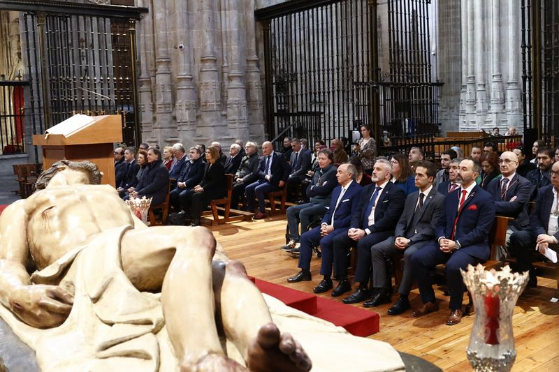 Foto 4 - La Real Cofradía Penitencial de Cristo Yacente de la Misericordia y de la Agonía Redentora le rinde un homenaje a Julián Alcántara Isidro
