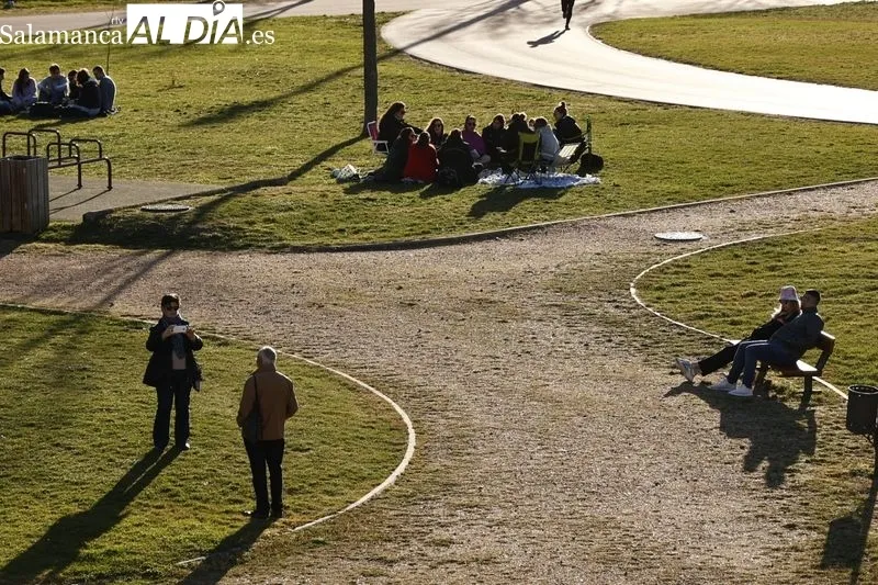 Foto 4 - El buen tiempo llena de ambiente el centro de Salamanca