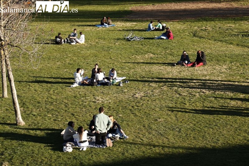 Foto 2 - El buen tiempo llena de ambiente el centro de Salamanca