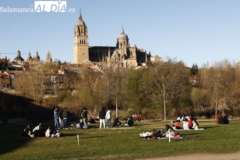Foto 1 - El buen tiempo llena de ambiente el centro de Salamanca
