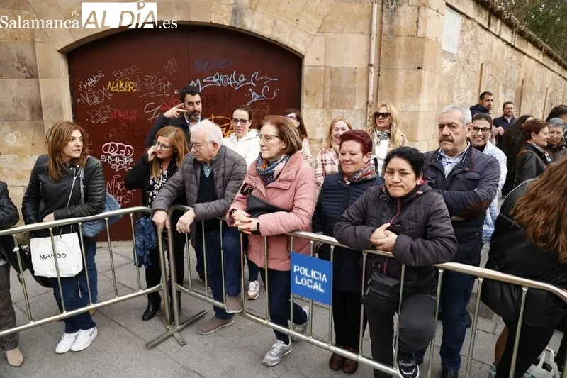 Foto 32 - Abarrotados los aleda&ntilde;os de la iglesia de la Vera Cruz para ver la salida de la Virgen de los Dolores