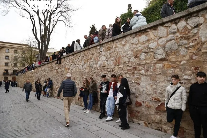 Foto 30 - Abarrotados los aleda&ntilde;os de la iglesia de la Vera Cruz para ver la salida de la Virgen de los Dolores