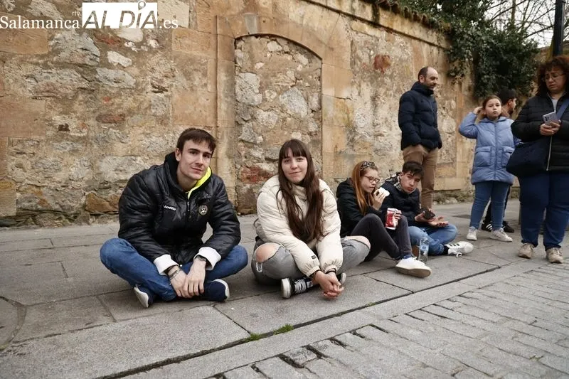 Foto 27 - Abarrotados los aleda&ntilde;os de la iglesia de la Vera Cruz para ver la salida de la Virgen de los Dolores