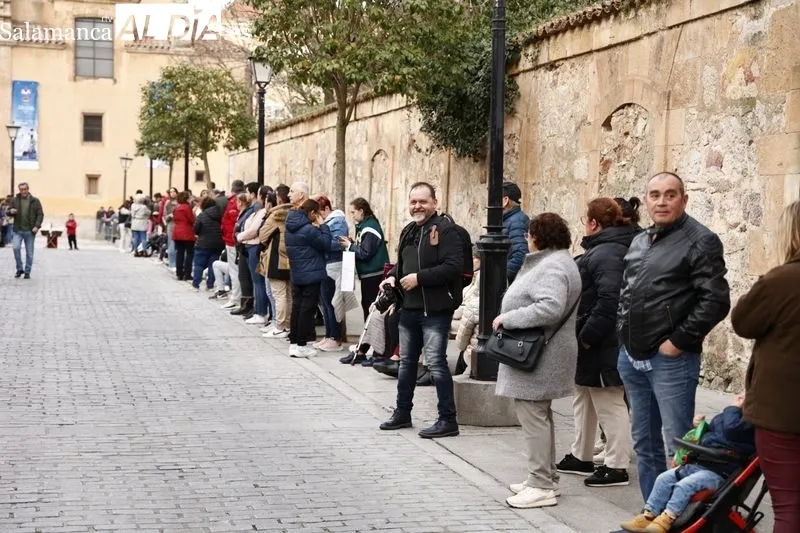 Foto 22 - Abarrotados los aleda&ntilde;os de la iglesia de la Vera Cruz para ver la salida de la Virgen de los Dolores
