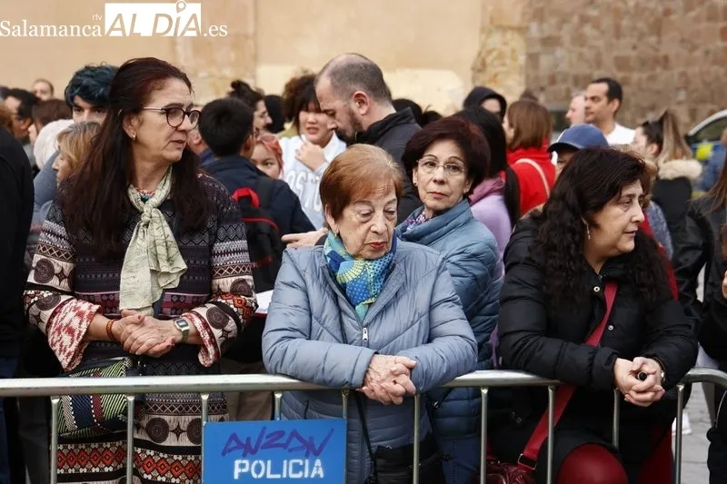 Foto 18 - Abarrotados los aleda&ntilde;os de la iglesia de la Vera Cruz para ver la salida de la Virgen de los Dolores