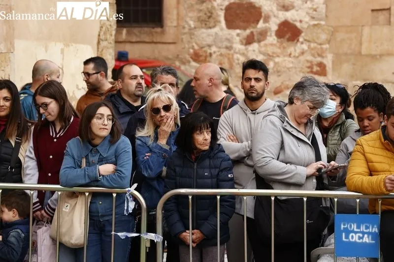 Foto 16 - Abarrotados los aleda&ntilde;os de la iglesia de la Vera Cruz para ver la salida de la Virgen de los Dolores