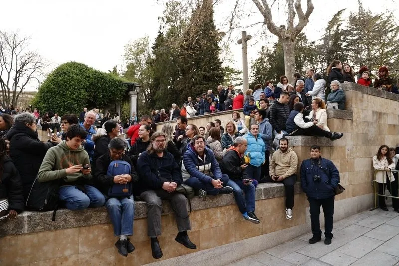 Foto 15 - Abarrotados los aleda&ntilde;os de la iglesia de la Vera Cruz para ver la salida de la Virgen de los Dolores