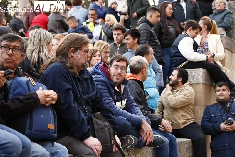 Foto 14 - Abarrotados los aleda&ntilde;os de la iglesia de la Vera Cruz para ver la salida de la Virgen de los Dolores