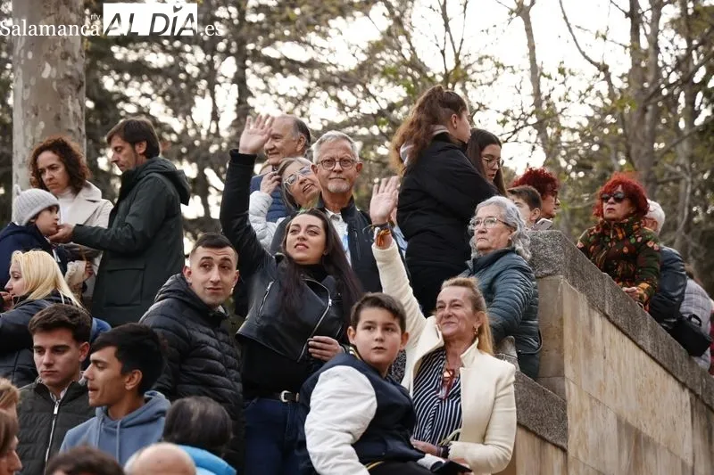 Foto 13 - Abarrotados los aleda&ntilde;os de la iglesia de la Vera Cruz para ver la salida de la Virgen de los Dolores