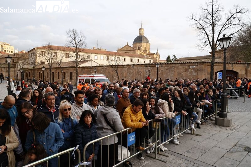 Abarrotados los aledaños de la iglesia de la Vera Cruz para ver la salida de la Virgen de los Dolores