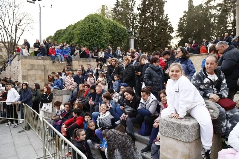 Foto 12 - Abarrotados los aleda&ntilde;os de la iglesia de la Vera Cruz para ver la salida de la Virgen de los Dolores