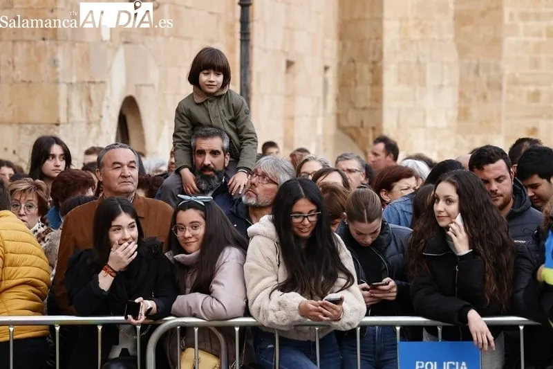Foto 11 - Abarrotados los aleda&ntilde;os de la iglesia de la Vera Cruz para ver la salida de la Virgen de los Dolores