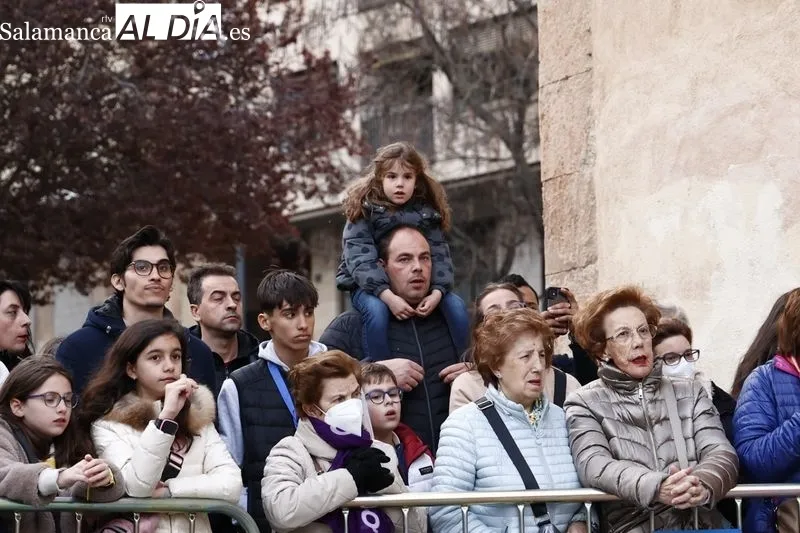 Foto 10 - Abarrotados los aleda&ntilde;os de la iglesia de la Vera Cruz para ver la salida de la Virgen de los Dolores