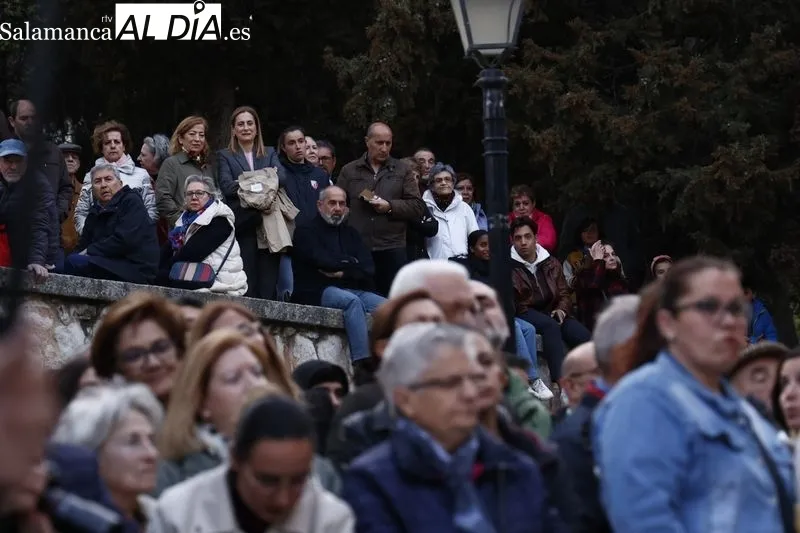 Foto 9 - Abarrotados los aleda&ntilde;os de la iglesia de la Vera Cruz para ver la salida de la Virgen de los Dolores