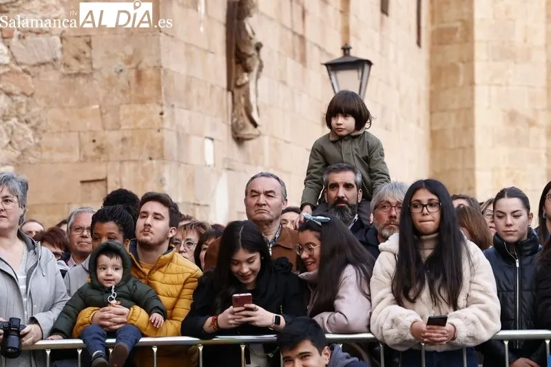 Foto 8 - Abarrotados los aleda&ntilde;os de la iglesia de la Vera Cruz para ver la salida de la Virgen de los Dolores