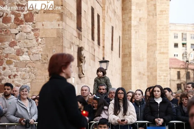 Foto 7 - Abarrotados los aleda&ntilde;os de la iglesia de la Vera Cruz para ver la salida de la Virgen de los Dolores