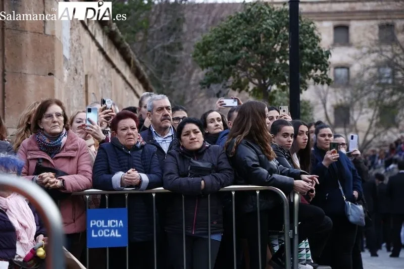 Foto 5 - Abarrotados los aleda&ntilde;os de la iglesia de la Vera Cruz para ver la salida de la Virgen de los Dolores
