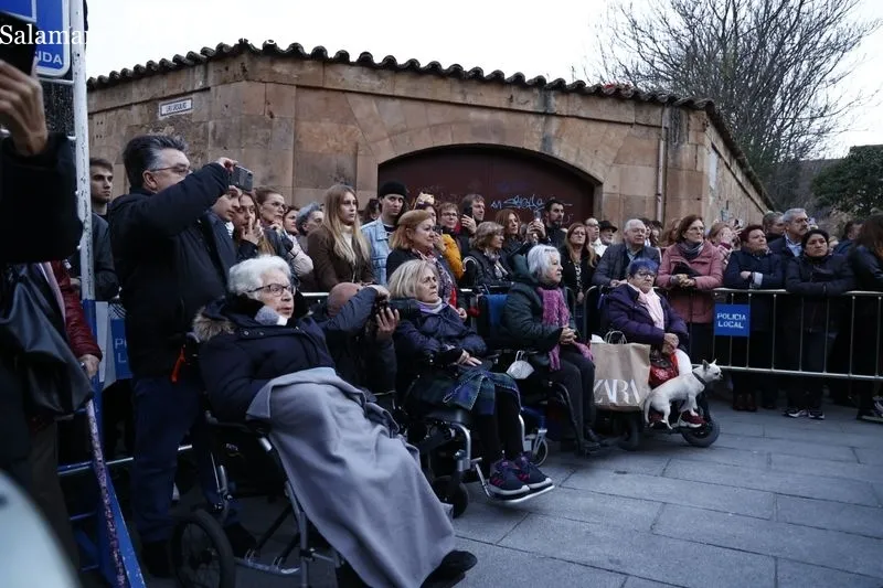 Foto 4 - Abarrotados los aleda&ntilde;os de la iglesia de la Vera Cruz para ver la salida de la Virgen de los Dolores