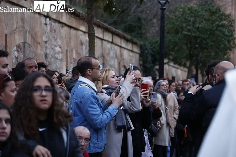 Foto 3 - Abarrotados los aleda&ntilde;os de la iglesia de la Vera Cruz para ver la salida de la Virgen de los Dolores