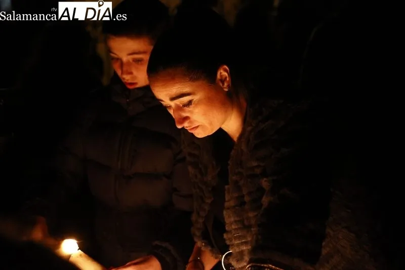 Foto 38 - Silencio y respeto entre los fieles que se dieron cita en el traslado del Cristo de la Liberaci&oacute;n