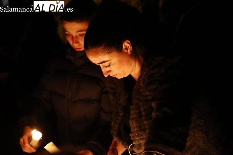Foto 37 - Silencio y respeto entre los fieles que se dieron cita en el traslado del Cristo de la Liberaci&oacute;n