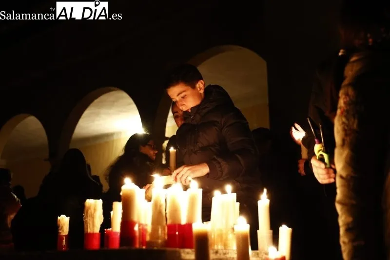 Foto 36 - Silencio y respeto entre los fieles que se dieron cita en el traslado del Cristo de la Liberaci&oacute;n