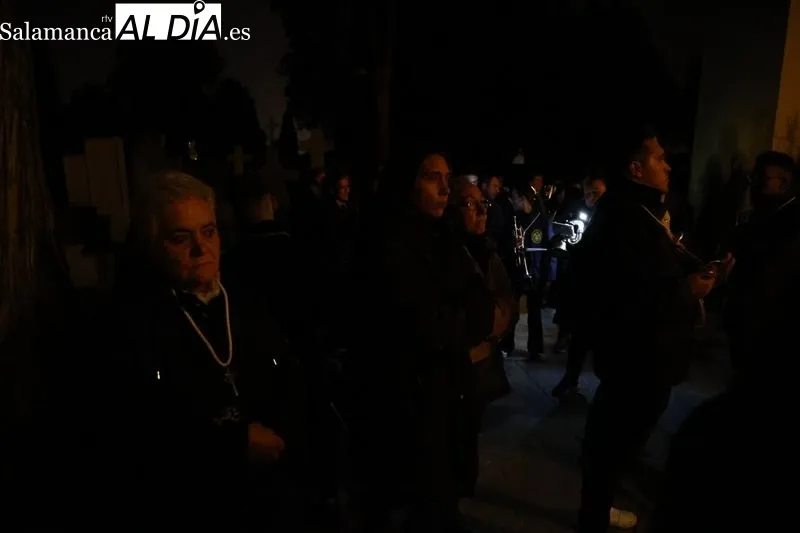 Foto 35 - Silencio y respeto entre los fieles que se dieron cita en el traslado del Cristo de la Liberaci&oacute;n
