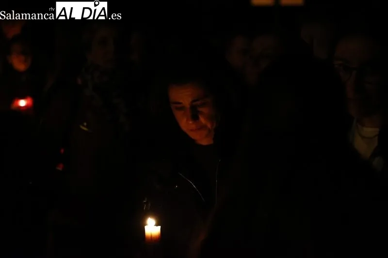 Foto 34 - Silencio y respeto entre los fieles que se dieron cita en el traslado del Cristo de la Liberaci&oacute;n