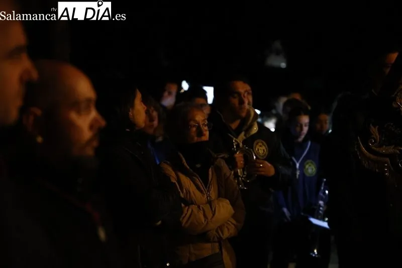 Foto 32 - Silencio y respeto entre los fieles que se dieron cita en el traslado del Cristo de la Liberaci&oacute;n