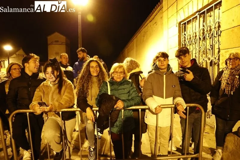 Foto 31 - Silencio y respeto entre los fieles que se dieron cita en el traslado del Cristo de la Liberaci&oacute;n