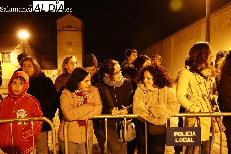 Foto 30 - Silencio y respeto entre los fieles que se dieron cita en el traslado del Cristo de la Liberaci&oacute;n