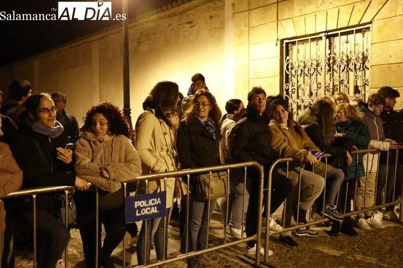 Foto 29 - Silencio y respeto entre los fieles que se dieron cita en el traslado del Cristo de la Liberaci&oacute;n