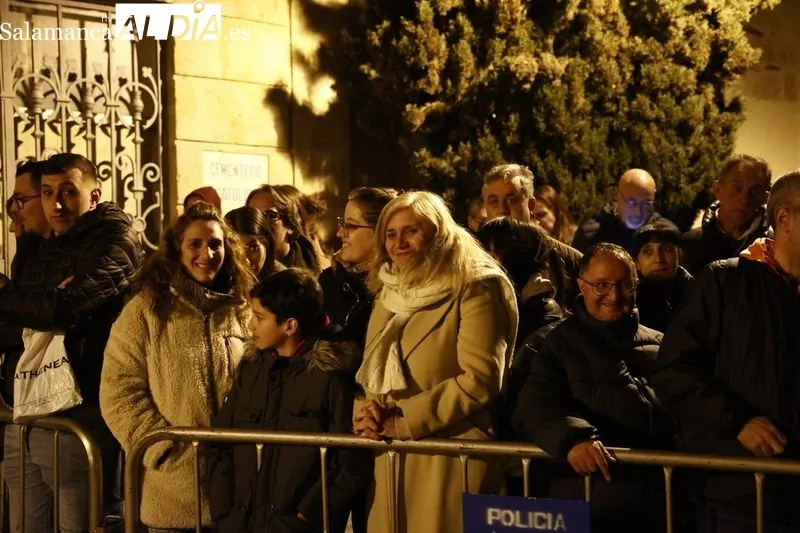 Foto 28 - Silencio y respeto entre los fieles que se dieron cita en el traslado del Cristo de la Liberaci&oacute;n