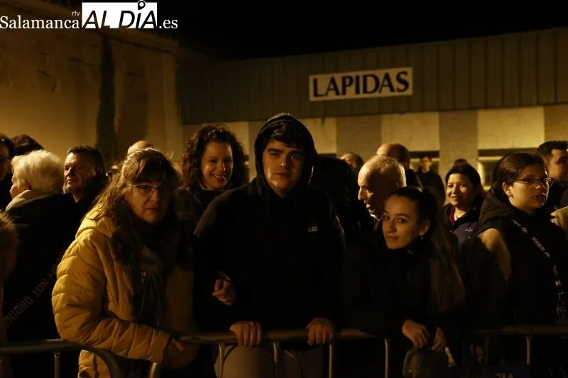 Foto 26 - Silencio y respeto entre los fieles que se dieron cita en el traslado del Cristo de la Liberaci&oacute;n