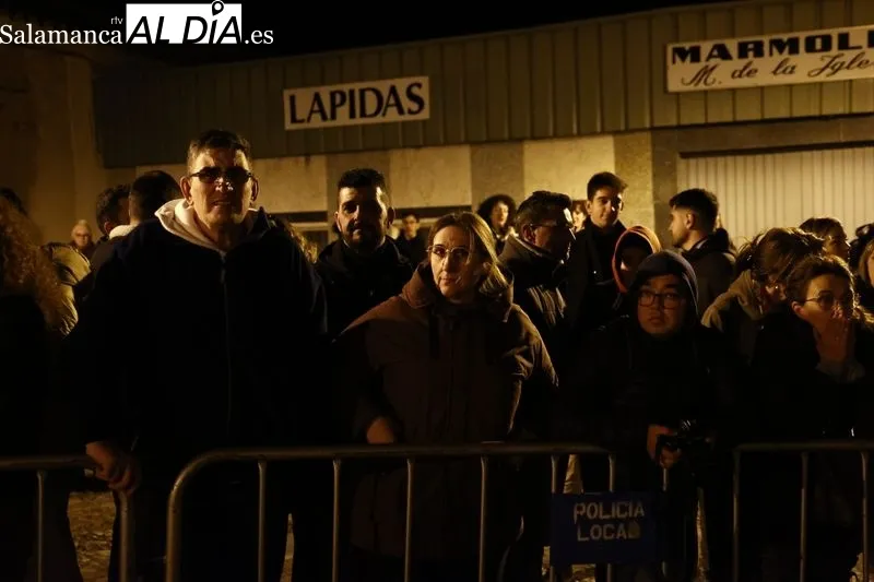 Foto 25 - Silencio y respeto entre los fieles que se dieron cita en el traslado del Cristo de la Liberaci&oacute;n